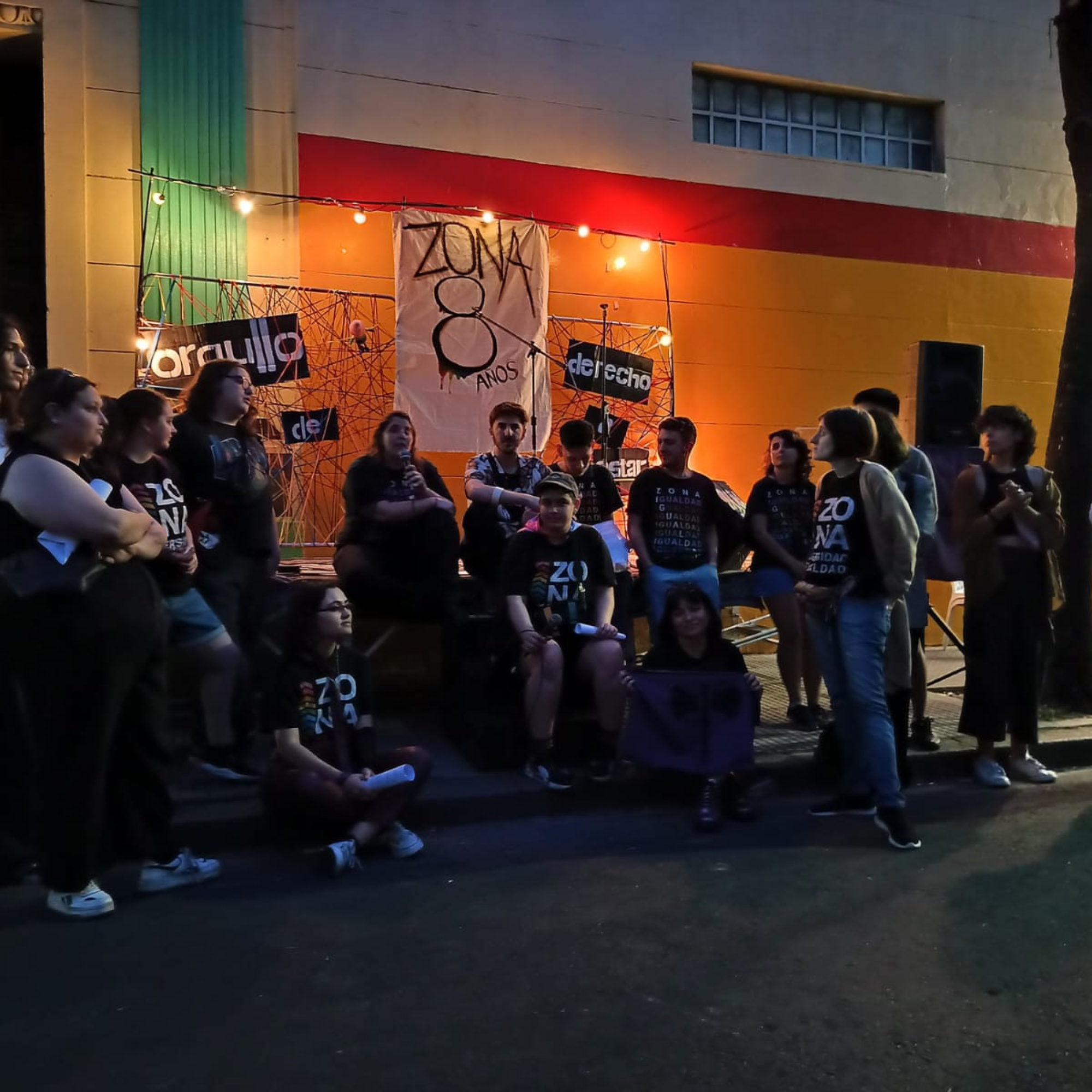 Público y artistas en FestiZona, evento cultural LGBTIQ+ en Buenos Aires