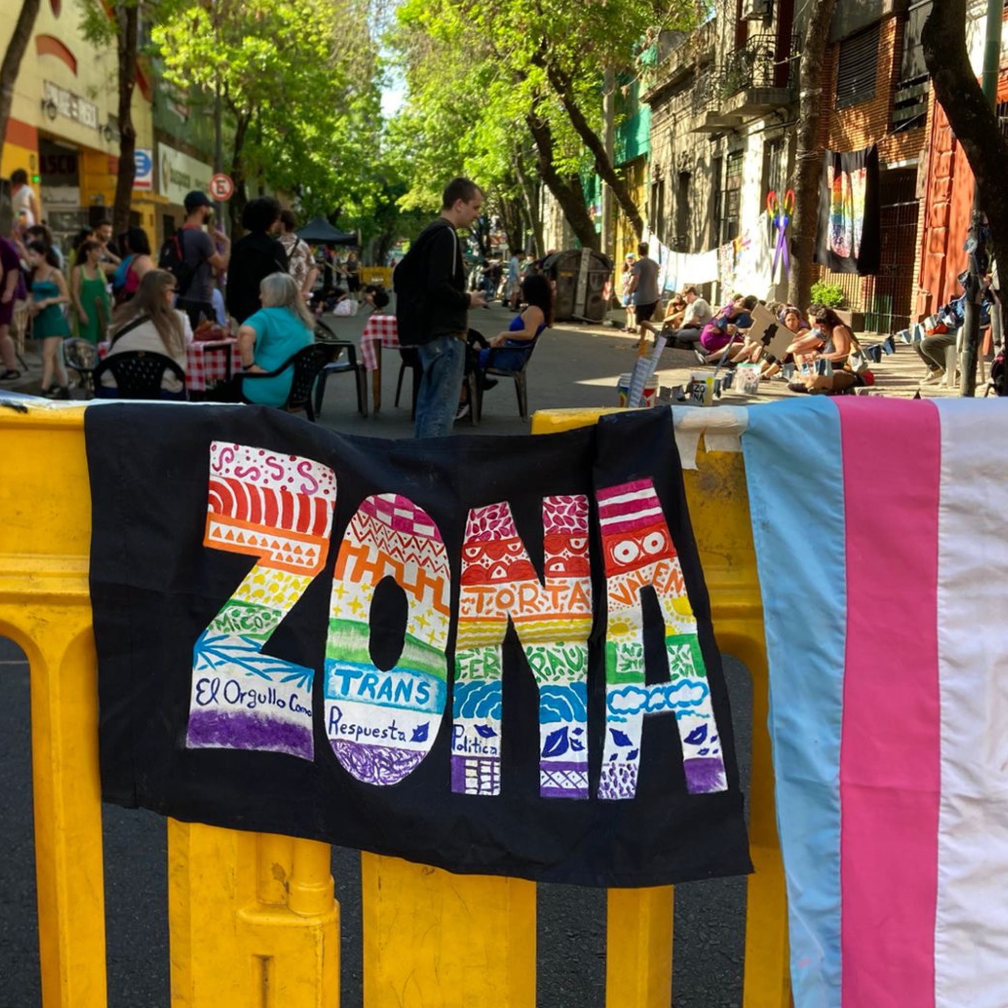 Escenario de FestiZona con artistas LGBTIQ+ en vivo