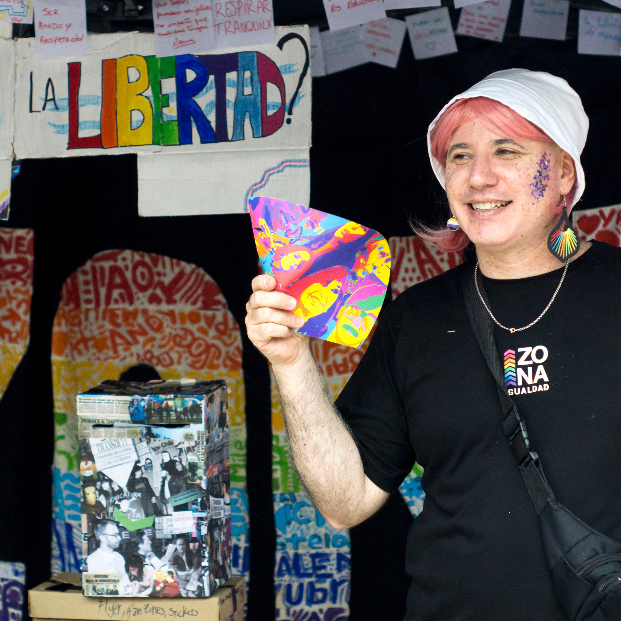 Activistas de Zona Igualdad marchando con banderas del orgullo en CABA