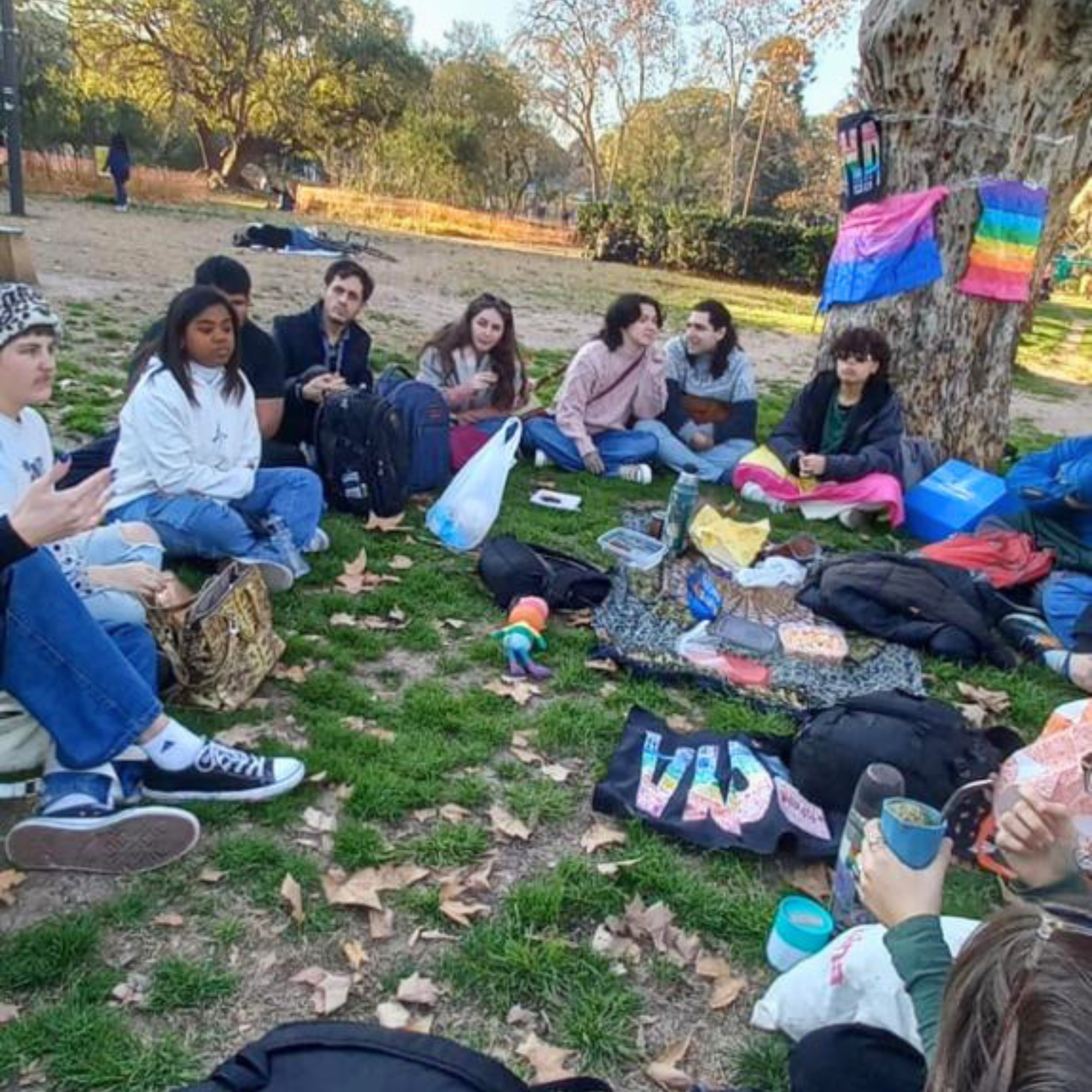 Jóvenes LGBTIQ+ compartiendo en el Rancheo Orgulloso de Zona Igualdad